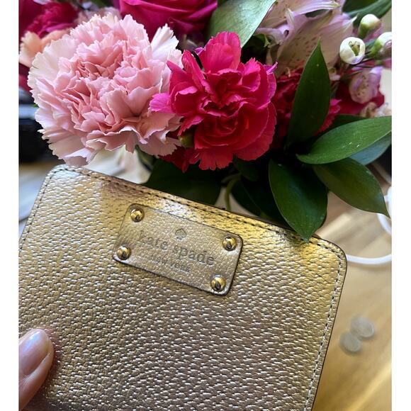 Kate Spade New York Wellesley Cara Rose Gold Metallic Leather Zippered Wallet - Picture 2 of 7